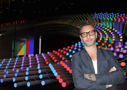 Florian Wieder posa delante de uno de sus 'sets'.