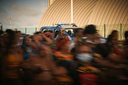 La policía vigila una multitudinaria marcha de representantes de hasta 25 etnias indígenas por la Avenida Paralela, en la ciudad de Salvador, al noreste de Brasil. 