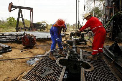 Dos trabajadores en una estación petrolífera en el Estado de Zulia, en Venezuela.