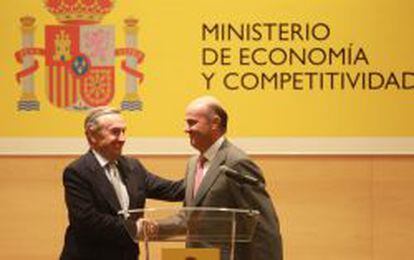 Jos&eacute; Mar&iacute;a Mar&iacute;n, presidente de la CNMC, con el ministro de Econom&iacute;a, Luis de Guindos, en su toma de posesi&oacute;n.