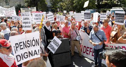Grupo de pensionistas manifestándose a las puertas del Congreso de los Diputados en demanda de una mayor revalorización de sus prestaciones.