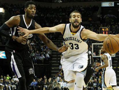 Marc Gasol, davant Jason Thompson.