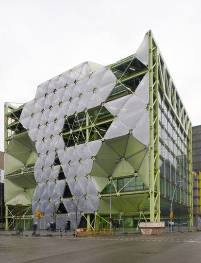 El edificio Media -TIC Centre de Barcelona, del arquitecto Eric Ruiz-Geli.