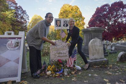 Molts votants visiten la tomba de la sufragista Susan B. Anthony per deixar l'adhesiu de "Jo he votat" en l'elecció que podria donar la primera presidenta.