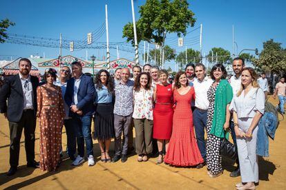 Yolanda Díaz, con representantes de IU, Podemos y Más País Andalucía, el sábado en la Feria de Abril de Sevilla.