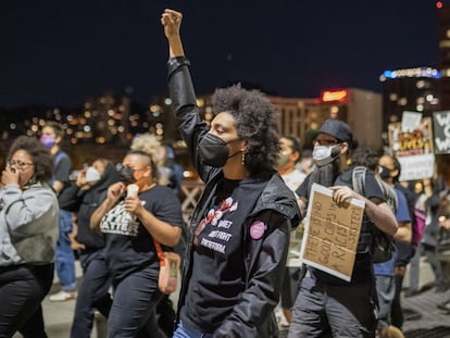 Manifestantes marchan a lo largo del puente Hawthorne tras el tiroteo policial de un indigente en Lents Park el 16 de abril de 2021 en Portland, Oregon.