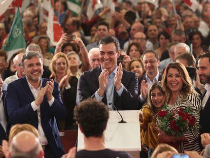 El presidente del Gobierno y candidato del PSOE, Pedro Sánchez junto a Susana Díaz e Ignacio López durante el acto de presentación de la candidatura del PSOE de Málaga.