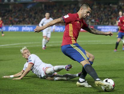 Vitolo juega un balón ante un jugador macedonio, durante el partido correspondiente a la clasificación para el Mundial Rusia 2018.