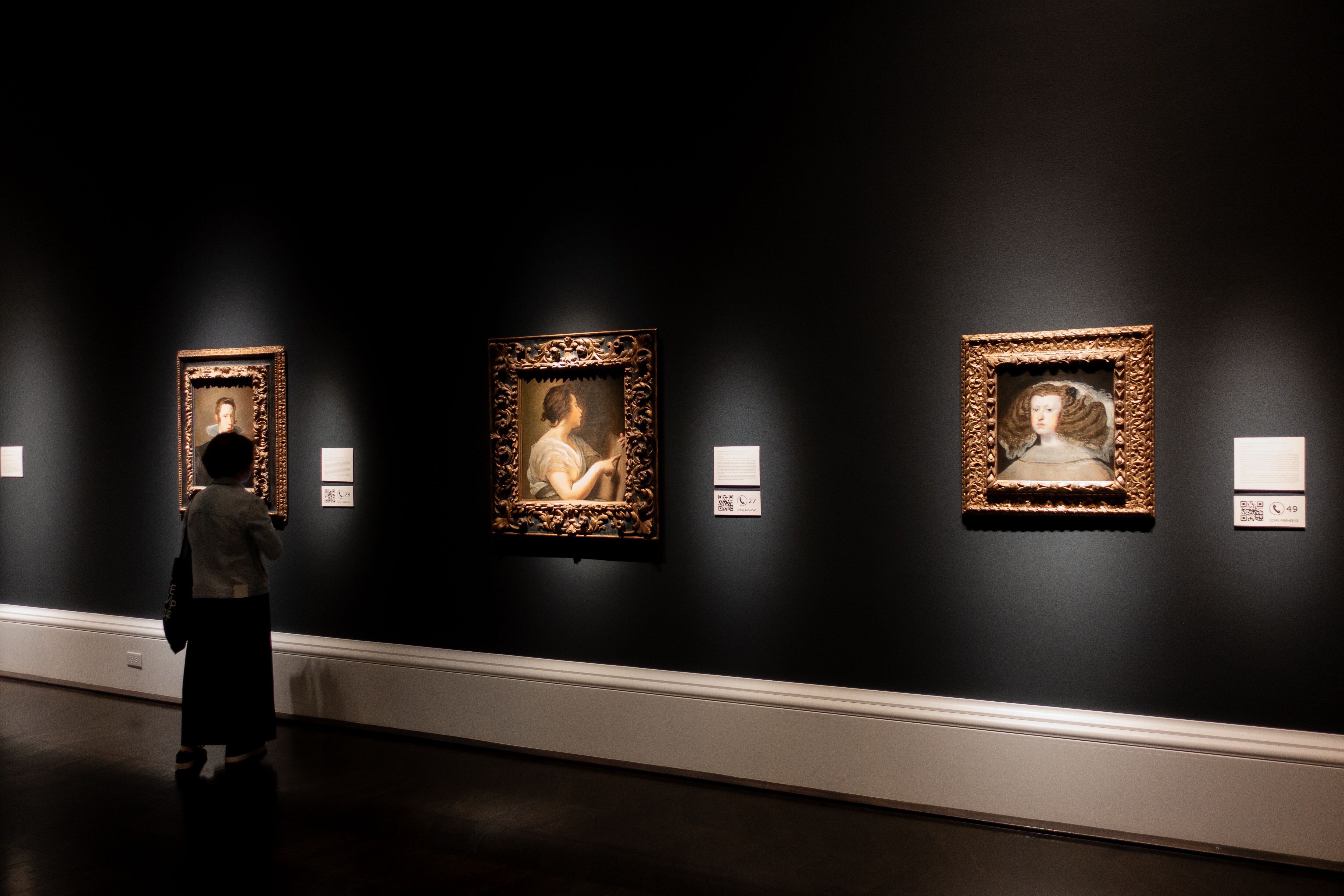 Tres obras de Velázquez en el Meadows Museum. Desde la izquierda, Retrato de Felipe IV, Sibila y retrato de Mariana de Austria.