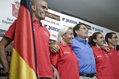 Domínguez, en el centro junto al presidente de la Federación José María Odriozola y otros atletas en una imagen de archivo