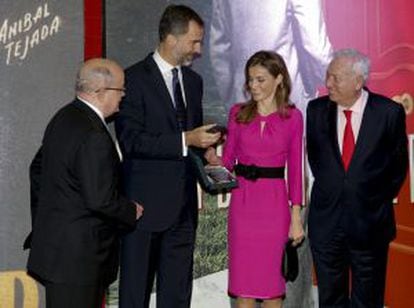 De izquierda a derecha, el presidente del Miami, Eduardo J. Padrón, los Príncipes de Asturias y el ministro de exteriores, José Manuel García Margallo visitan el pabellón de España.