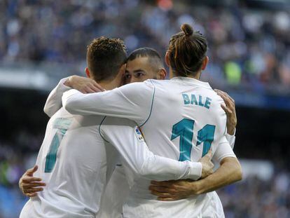 Benzema y Bale felicitan a Cristiano tras su segundo al Alav&eacute;s. 