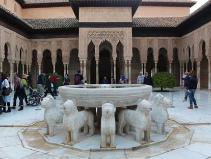 Patio de los Leones de la Alhambra.