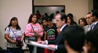 Familiares de los desaparecidos escuchan al fiscal del DF.