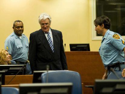 Karadzic sonr&iacute;e en el TPIY el d&iacute;a de la reanudaci&oacute;n de su proceso. 