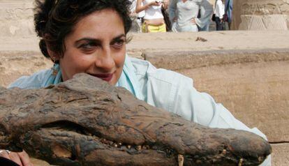 Salima Ikram, junto a un cocodrilo momificado.