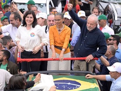 Lula da Silva junto a la exministra Marina Silva, en el centro, y la senadora Simone Tebet, en un mitin cerca de Belo Horizonte.