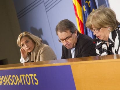 El expresidente de la Generalitat Artur Mas y las exconselleras Joana Ortega (i) e Irene Rigau durante la rueda de prensa ofrecida el domingo en el Museo de Historia de Catalu&ntilde;a