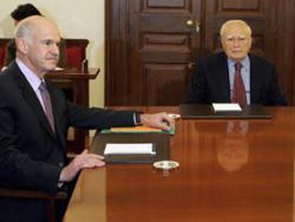 El presidente de Grecia, Carolos Papulias, en la reunión con Yorgos Papandreu y Antonis Samarás