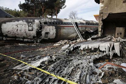 Tras estrellarse en las proximidades de una zona residencial. el avión se incendió, por lo que por los momentos se desconoce la situación del resto de los tripulantes del avión.