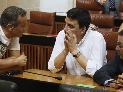 José Antonio Castro habla con Mario Jiménez y José Muñoz, en el Parlamento.