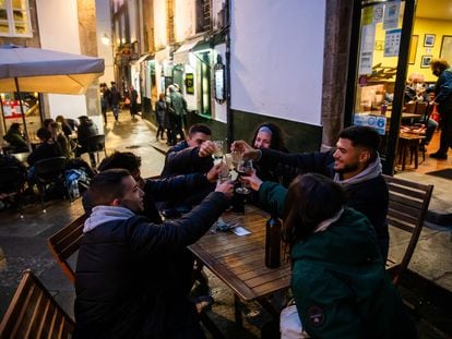 Un grupo de amigos brinda en una terraza de Santiago de Compostela.
