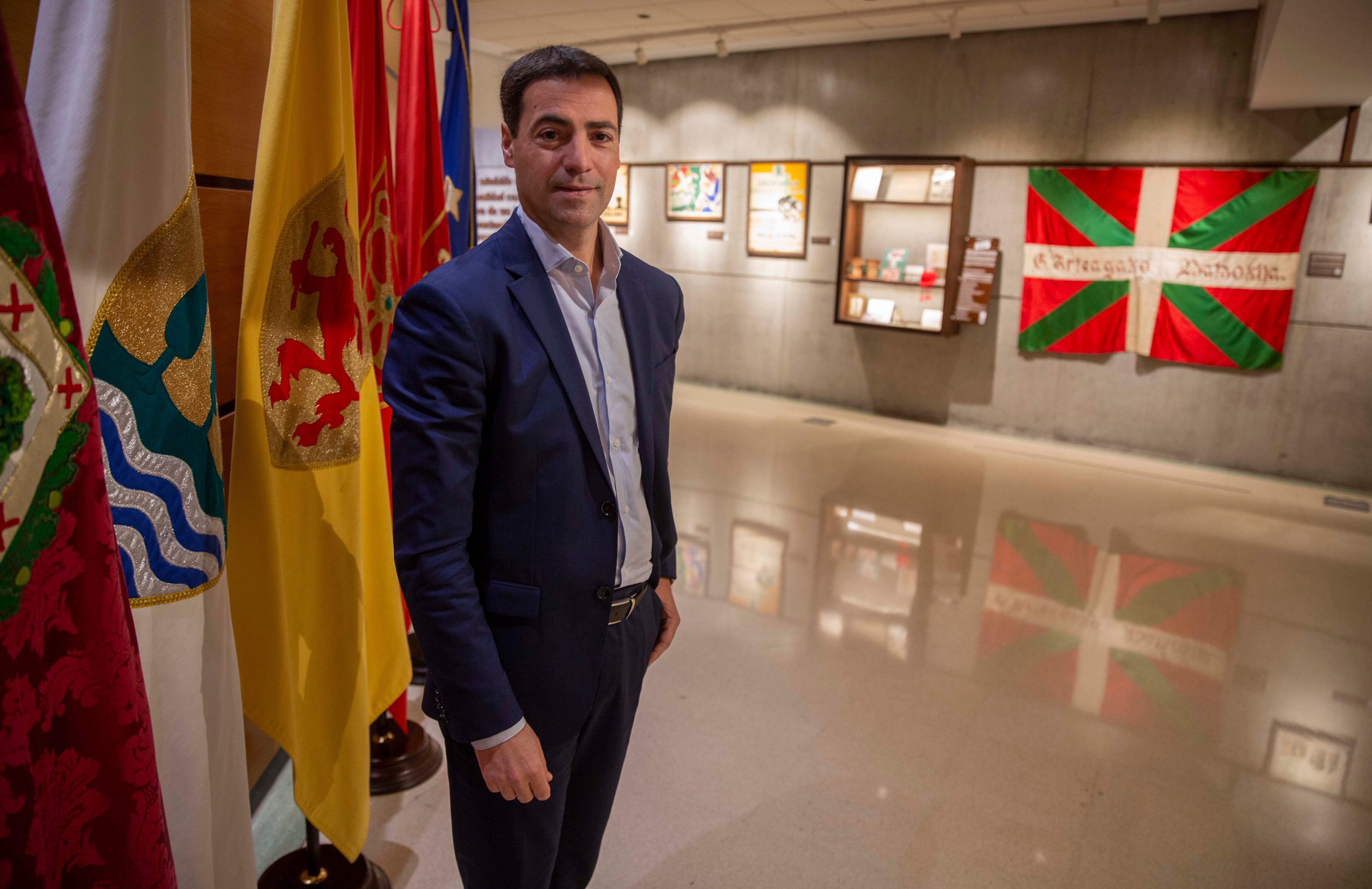 El nuevo candidato del PNV a las autonómicas, Imanol Pradales, en Sabin Etxea, sede del PNV en Bilbao.