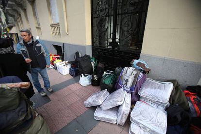 Las pertenencias de los desalojados de Hogar Social Madrid en la calle.