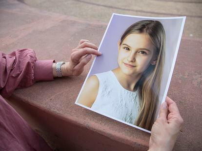 Anne Maja Reiniger-Egler muestra la foto de su hija Clara, el pasado 23 de mayo en Paraguay.