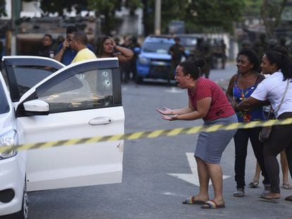Una mujer grita de dolor al mirar el cuerpo de Evaldo dos Santos Rosa  en Río de Janeiro. Brasil.