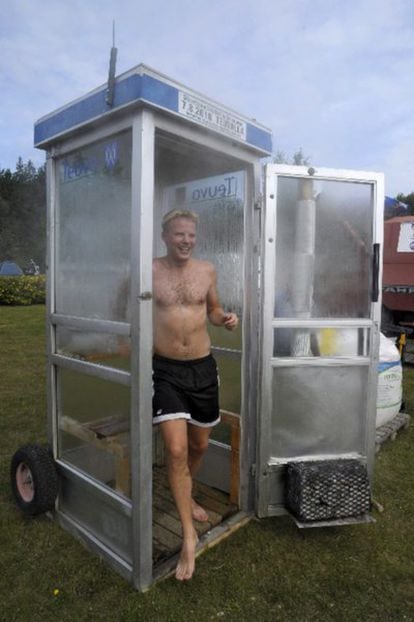 Una cabina telefónica convertida en sauna, en un encuentro de aficionados en la localidad finlandesa de Teuva.