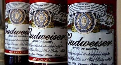 Tres botellines de Budweiser, una de las marcas del grupo AB InBev 