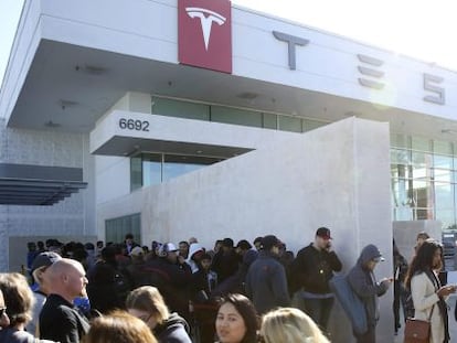 Decenas de personas hacen cola en un concesionario del fabricante de autom&oacute;viles el&eacute;ctricos de lujo Tesla, para adquirir el nuevo veh&iacute;culo Model 3, en California (EE.UU.).