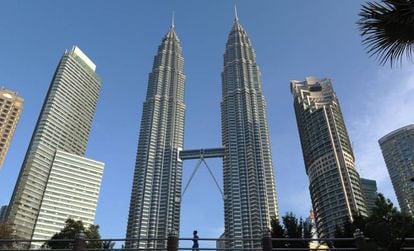 Torres Petronas (Kuala Lumpur, Malasia). La construcción comenzó en 1992 y finalizó en 1997. Con 88 pisos, de estructura mayoritariamente de hormigón, acero, aluminio y vidrio (fachada), es uno de los símbolos de su crecimiento económico. Las gemelas se elevan desde una base de usos mixtos de espacios culturales, comerciales y públicos ubicados en un gran parque en el centro de la ciudad. Hasta 2004, fueron los edificios más altos del mundo. El estudio de arquitectura se inspiró en la cultura islámica, el clima y la luz de Kuala Lumpur y la artesanía y el diseño de Malasia.