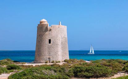 Vista de la antigua atalaya de observación Ses Portes frente a la costa de la isla de Ibiza.