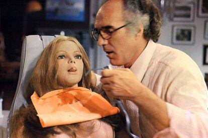 El actor Michel Piccoli y su muñeca, en 'Tamaño natural' (1973).