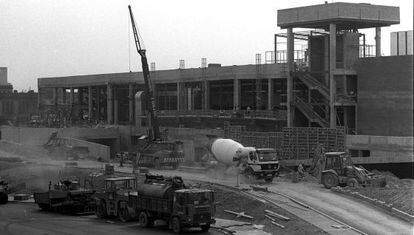 Obras de construcci&oacute;n del Parc Central en 1997. 