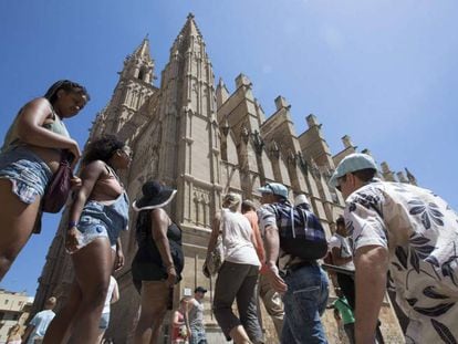 Turistas ante la catedral de Palma de Mallorca.