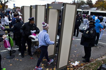 Corredores pasan los arcos de seguridad instalados en la zona de salidad de maratón de Nueva York, 03 de noviembre de 2013. 