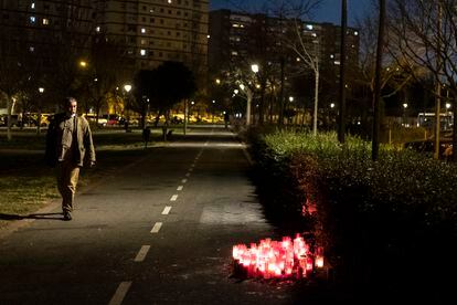 Altar con velas en Usera, en homenaje a uno de los jóvenes fallecidos el primer fin de semana de febrero en Madrid por peleas entre pandillas.