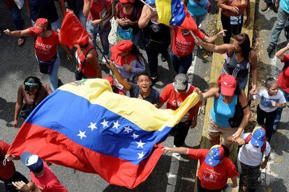 Manifestantes en apoyo al gobierno del presidente Nicolás Maduro marchan hacia el centro de Caracas.