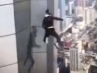 El conocido  rooftopper  Wu Yongning, de 26 años, se precipitó tras hacer acrobacias