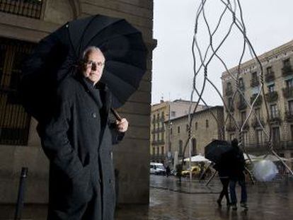 Antoni Llena con la escultura sobre los 'castellers' al fondo.