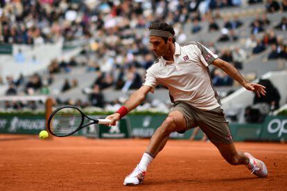 Federer devuelve la pelota a Nadal en la semifinal de Roland Garros en 2019. 