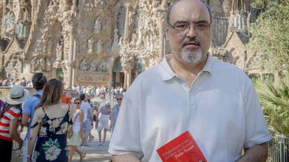 Pablo Tusset, entre turistas, en la Sagrada Fam&iacute;lia.