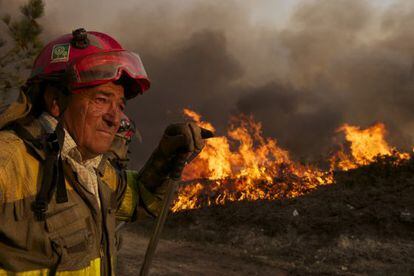 Un brigadista durante la extinción del incendio del año pasado en Allariz (Ourense).