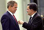 Los presidentes de EE UU, Bush, y de la Comisión Europea, Romano Prodi, cambian impresiones
