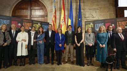 El presidente de la Generalitat, Carlos Mazón, y los vicepresidentes, Vicente Barrera y Susana Camarero (a su izquierda), junto con premiados o otros cargos políticos en el Palau de la Generalitat.