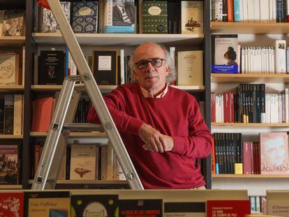 Fernando Valverde, propietario de la librería Jarcha del distrito de Vicálvaro de Madrid. 