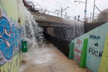 El agua cae en el paso inferior a la entrada de San Vicente del Raspeig (Alicante).